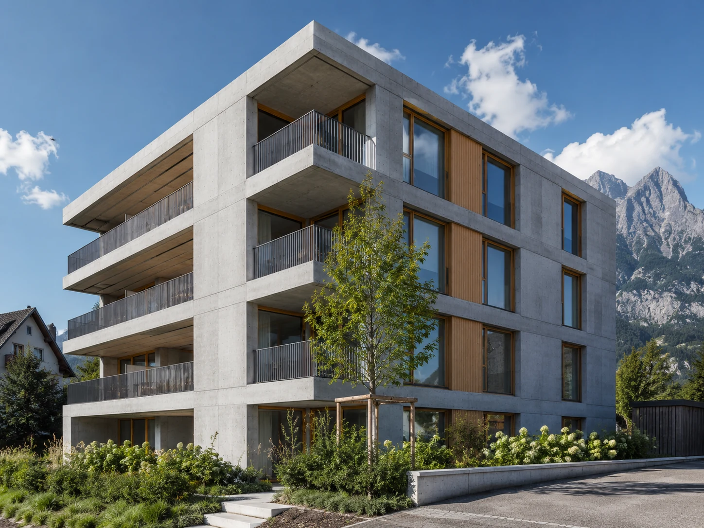 Modernes Mehrfamilienhaus aus Sichtbeton und Holz
